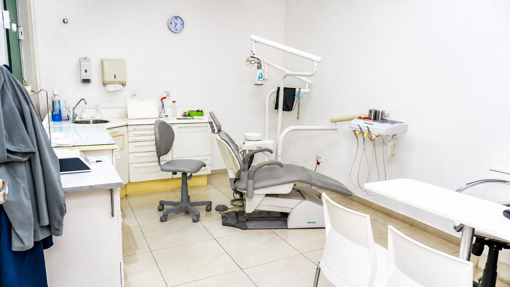 Consultório odontológico com cadeira e equipamentos clínicos