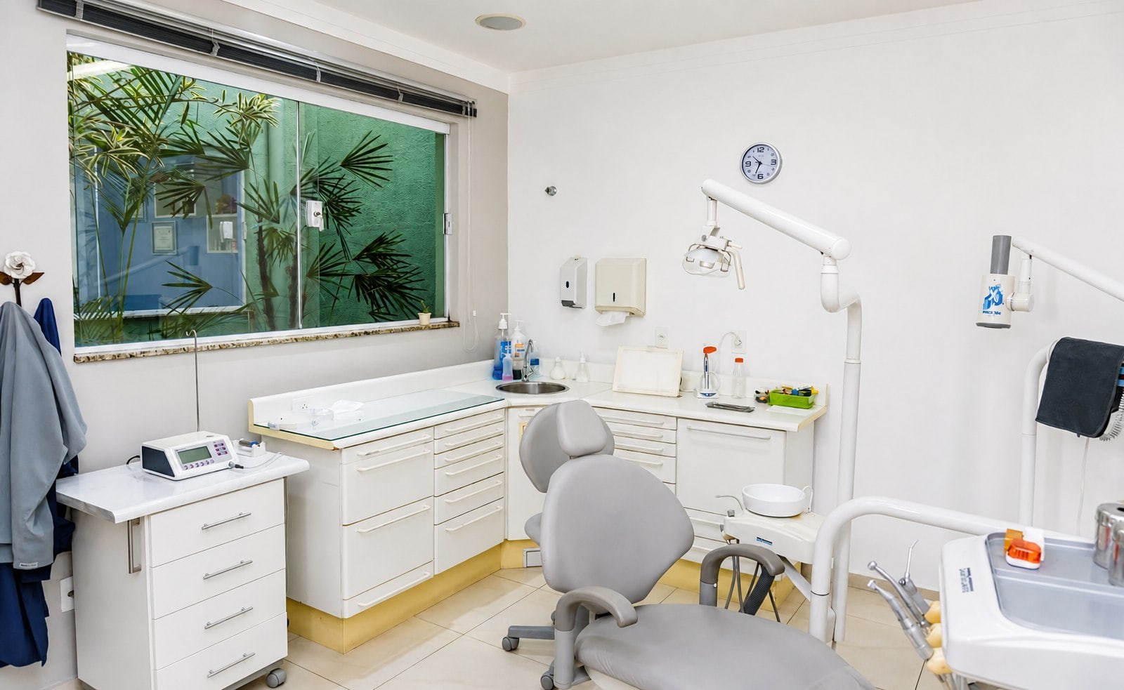 Consultório odontológico amplo com vista para o jardim interno