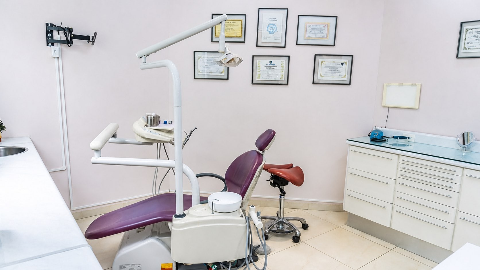 Consultório odontológico com diplomas e equipamentos