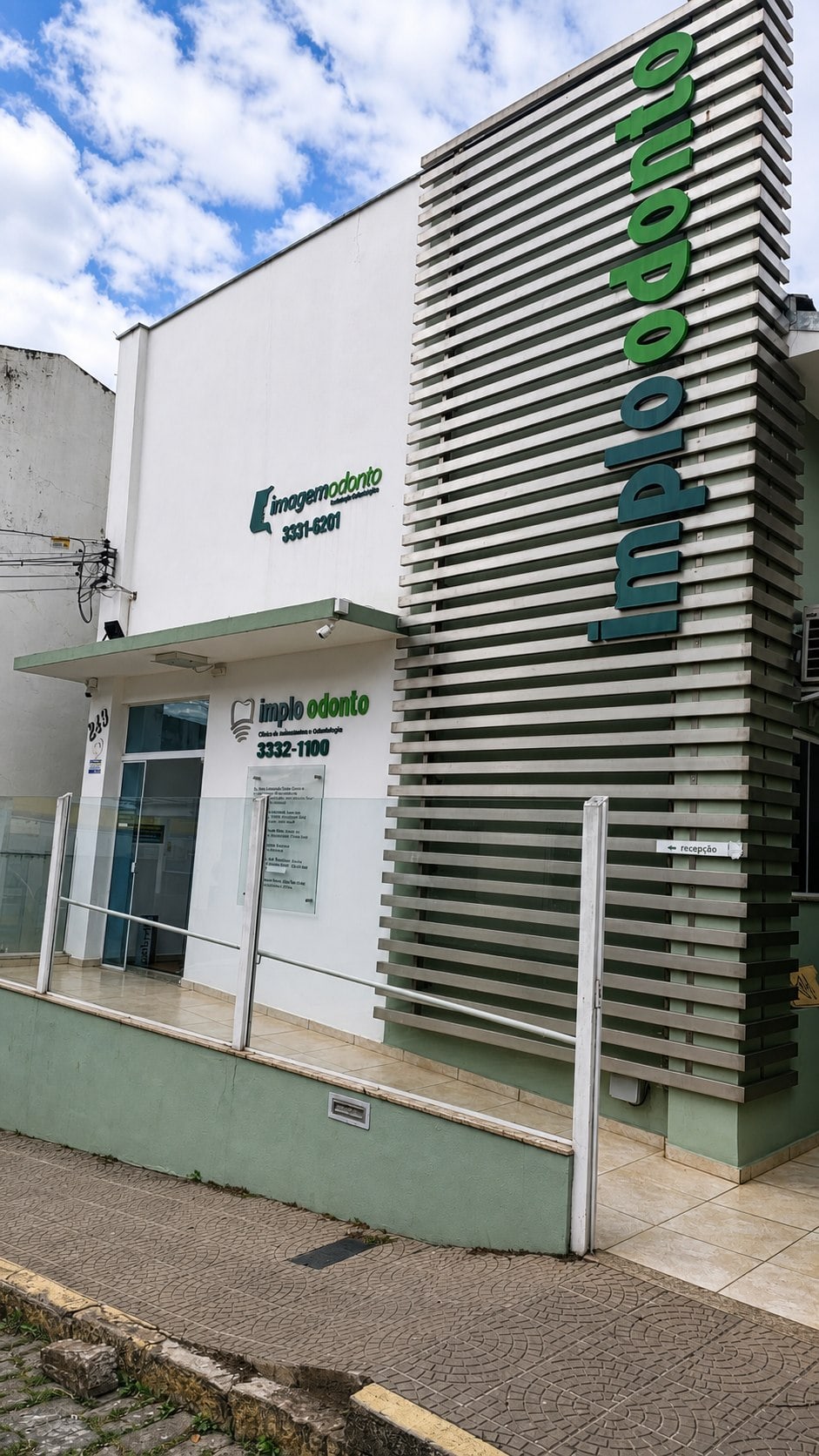 Fachada principal da Implo Odonto em São Lourenço